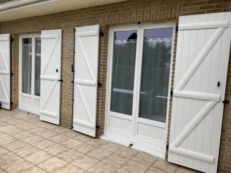 Porte-Fenêtre en PVC Blanc avec volets battants